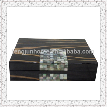 Caixa de jóias de madeira com MOP preto